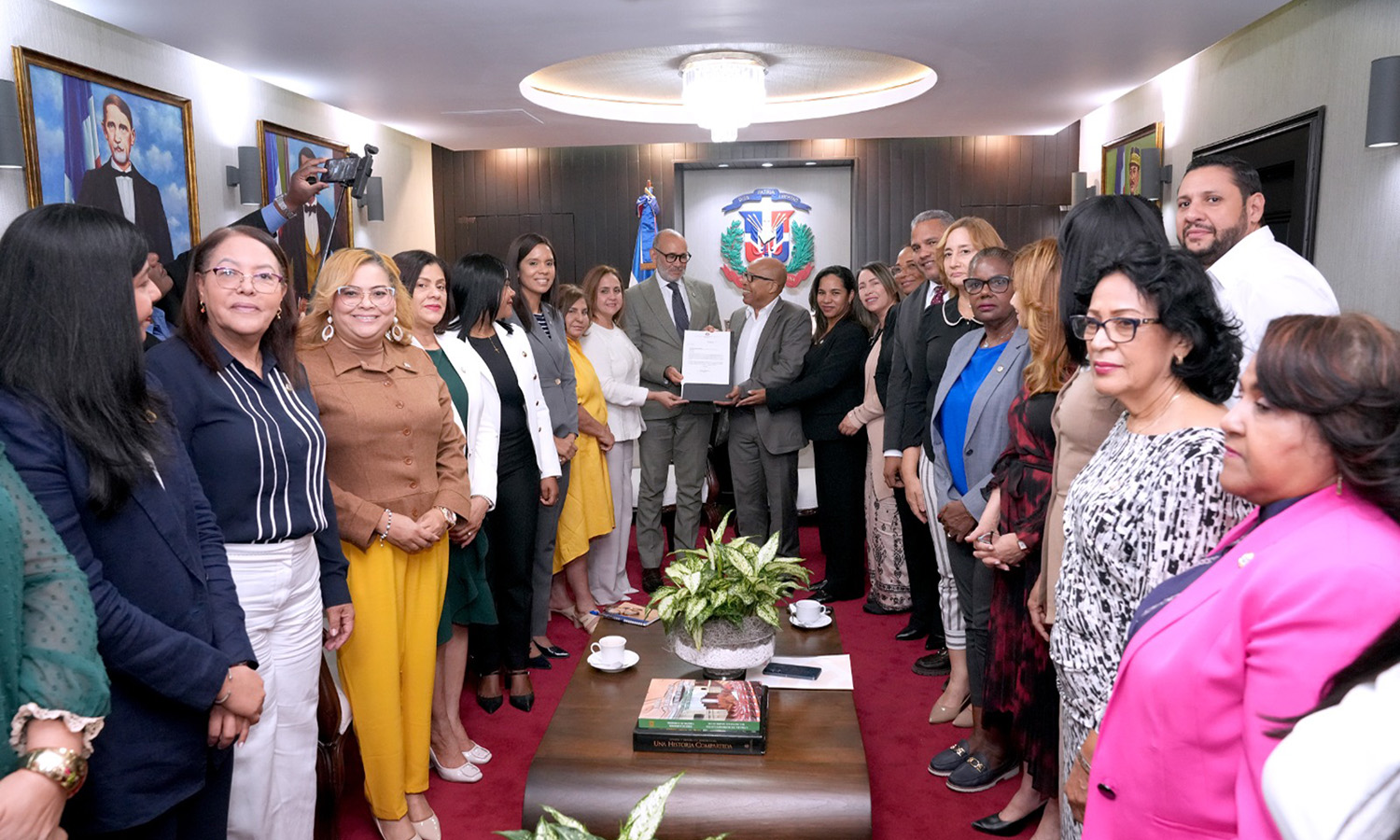 Cámara de Diputados entrega resolución a INABIE para implementación de kits de higiene menstrual en escuelas públicas 